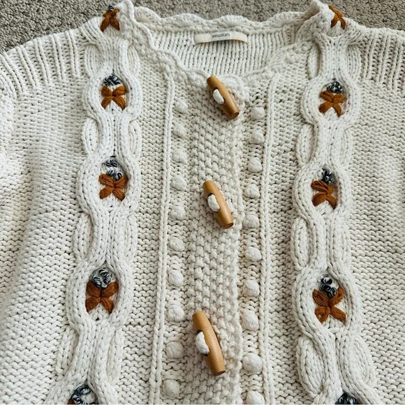 Sessun tesoro cream cable crocheted style sweater cardigan with wooden buttons - Picture 5 of 11